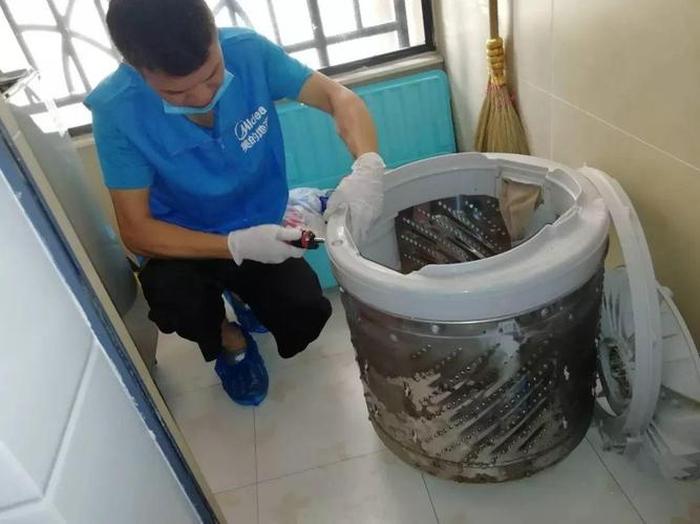 家庭小妙招大全清洁洗衣机；如何清洗滚筒洗衣机内部的污垢
