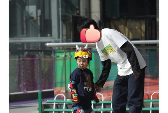 小朋友学滑板视频教学，小孩子初学滑板教程