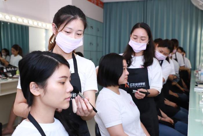 化妆师学习照片（化妆师都学什么）