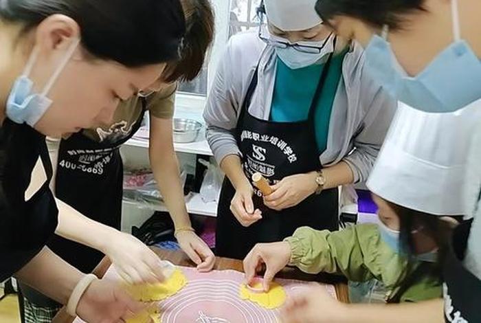河南学习做蛋糕去哪里学；河南学糕点的专业学校