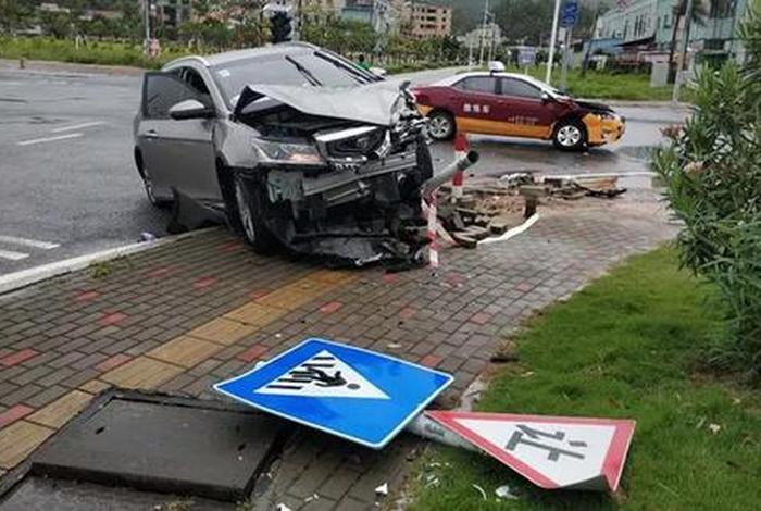 学员科三考试出车祸现场（学员科三考试出车祸现场怎么处理）