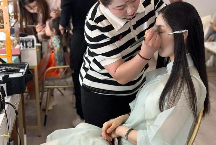 学化妆师要多少钱；学化妆师费钱吗
