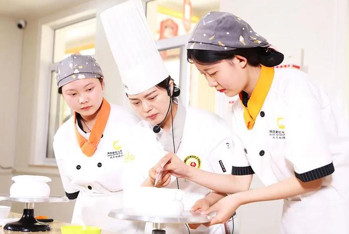 学习烘焙去店里学好还是学校好，学烘焙去学校还是实体店
