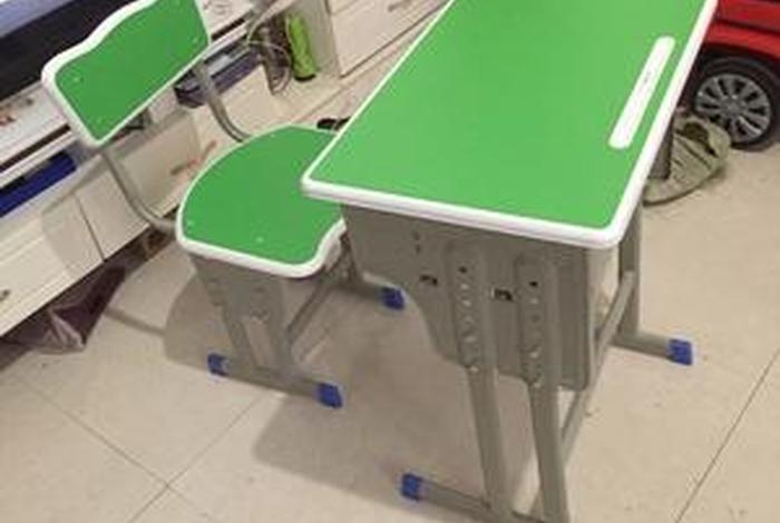 58二手学生桌椅，出售二手学生桌椅