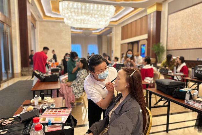 学习化妆学校视频、学化妆正规学校