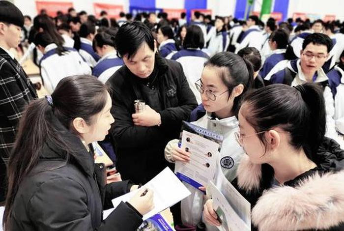 去学校咨询图片（去一个学校应该怎么咨询）