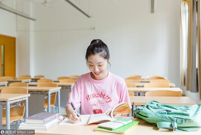 女子学习拍摄视频、女生学拍照