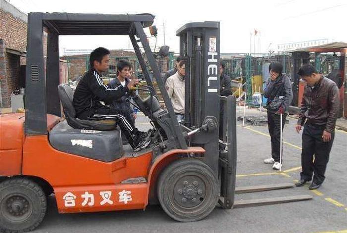 叉车学校外地安排工作（叉车工在哪里学）