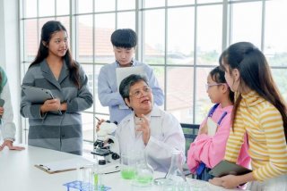 三个学校的老师参加了这次会议、三个学校的老师参加了这次会议英语翻译