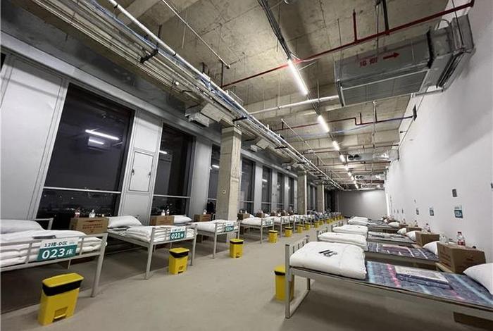 4岁萌娃在方舱坚持学习，方舱小孩