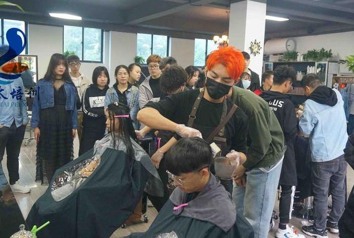 学习假发定做在什么地方学习；假发定制培训