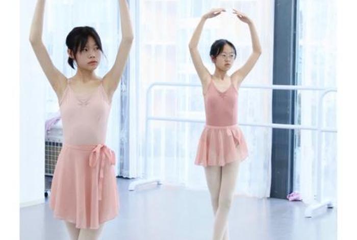 学习芭蕾的女生（学芭蕾的人到底有多苦）