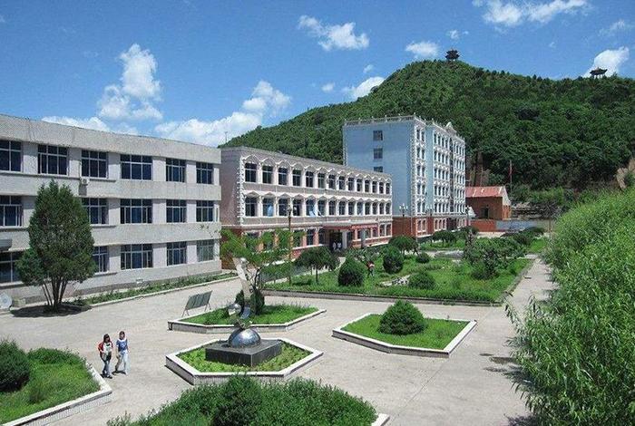 中国的学校为什么都差 为什么中国的学校管太多