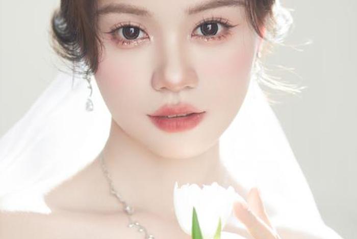 学习化妆盘发美甲纹眉；学化妆美甲盘发一般学费多少