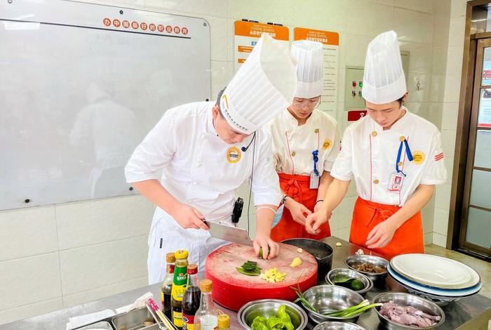 学厨艺到哪里比较好 - 学炒菜厨师哪家学校好