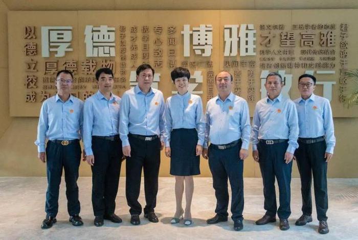 中学校长 中学校长大还是书记大