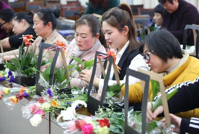 大连学习插花培训班、大连插花培训学校
