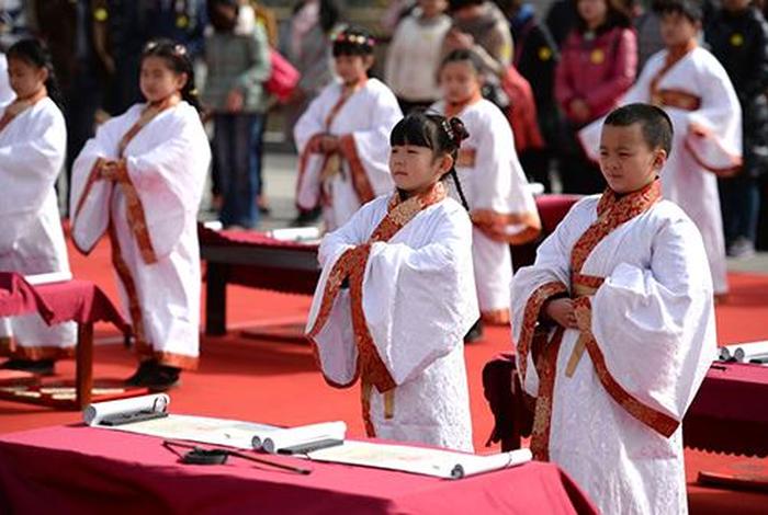 学习韩国的传统文化的女的、韩国的传统文化有哪些