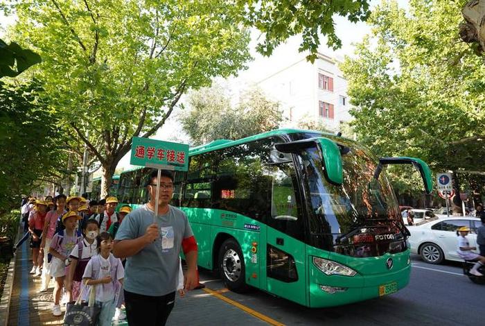 通学；通学车