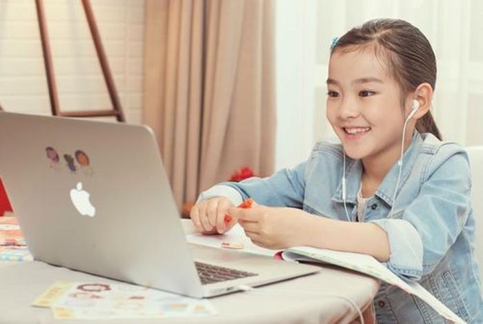 学习的孩子视频，孩子有样学样的视频