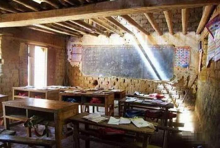小学的学校很破旧 破旧的老学校