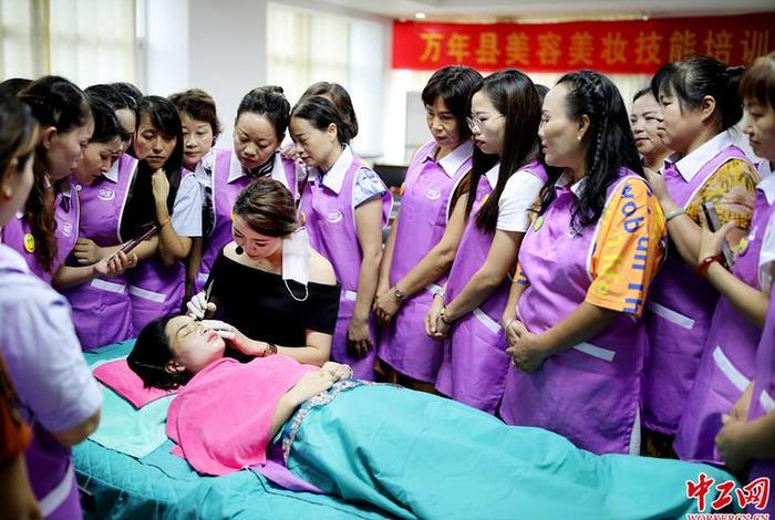 丽人化妆学习；丽人丽妆管理培训生