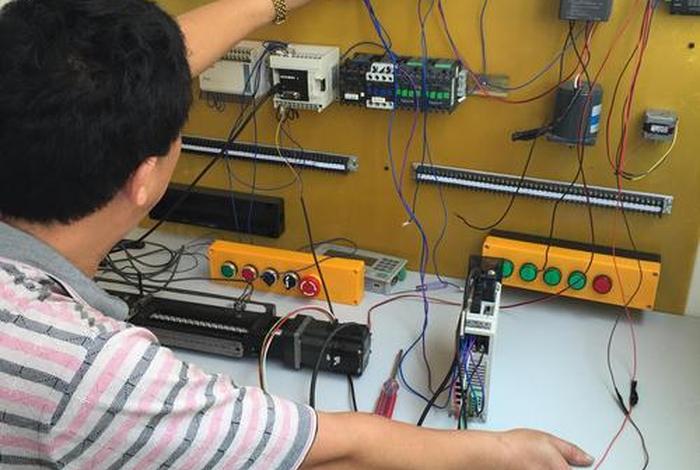 学习plc培训 plc培训班他们就培训10天