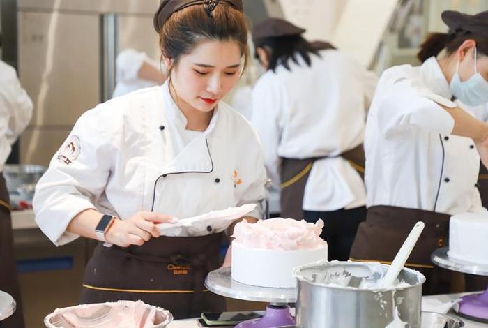 女孩学习糕点怎么样 女生学糕点好还是美容好