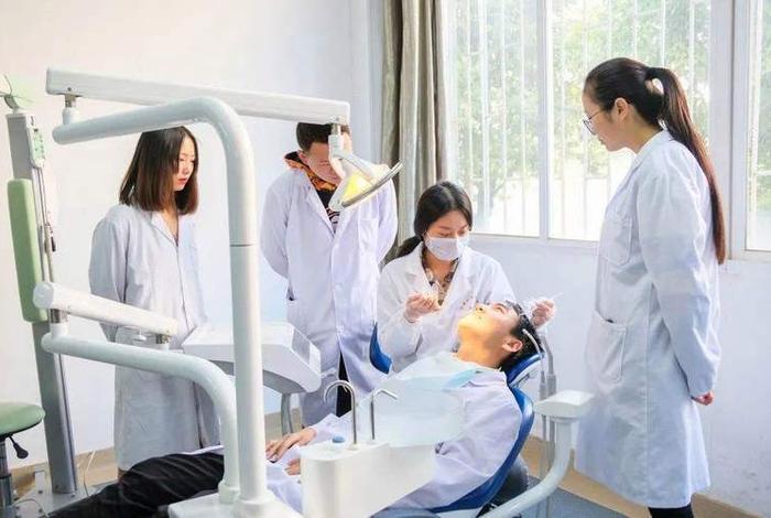 医学学校 - 专科口腔医学学校