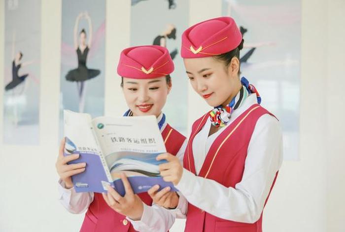 初中生怎么学习高铁乘务（初中生上高铁乘务学校好不好）