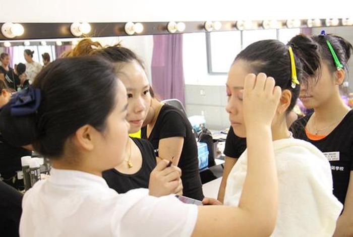化妆师学习照片（化妆师都学什么）