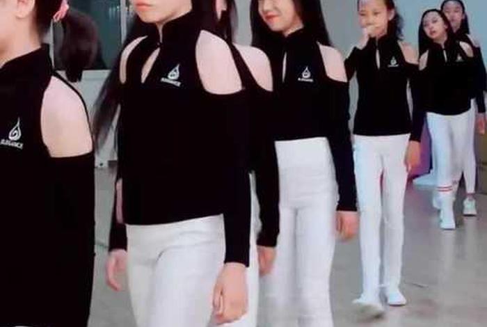 学走模特步教学视频 - 走模特步的动作造型