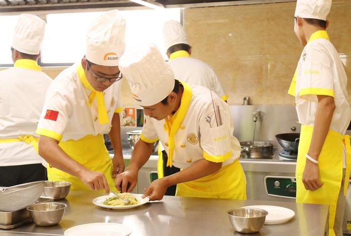 学做厨师去哪学；想做厨师去哪里学