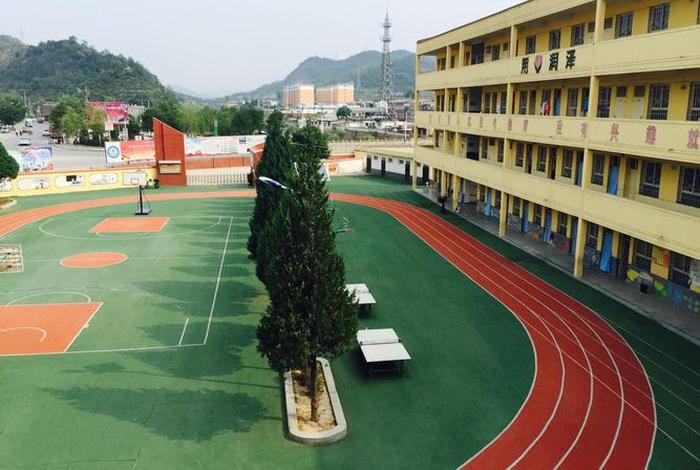 一年级的学校简单，一年级里的学校