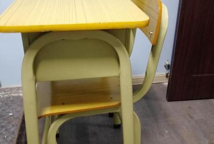 58二手学生桌椅，出售二手学生桌椅