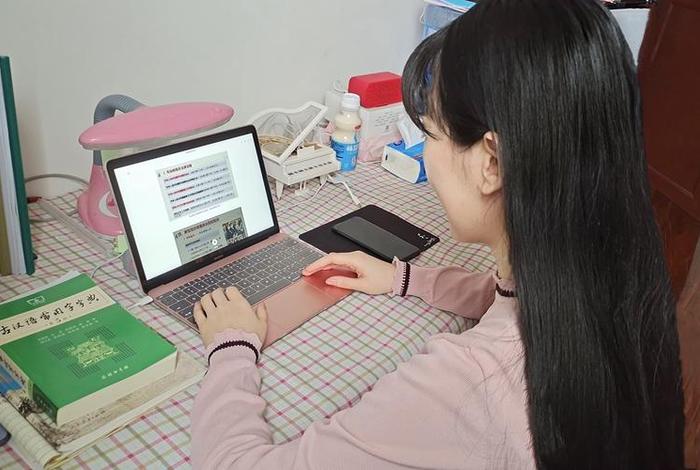 在线课程学习的照片，在线课程有什么利和弊