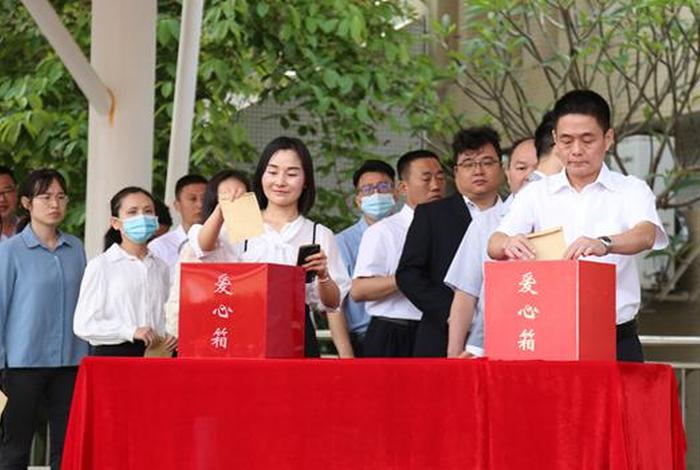 中学开展爱心捐赠活动 - 学校爱心捐赠活动