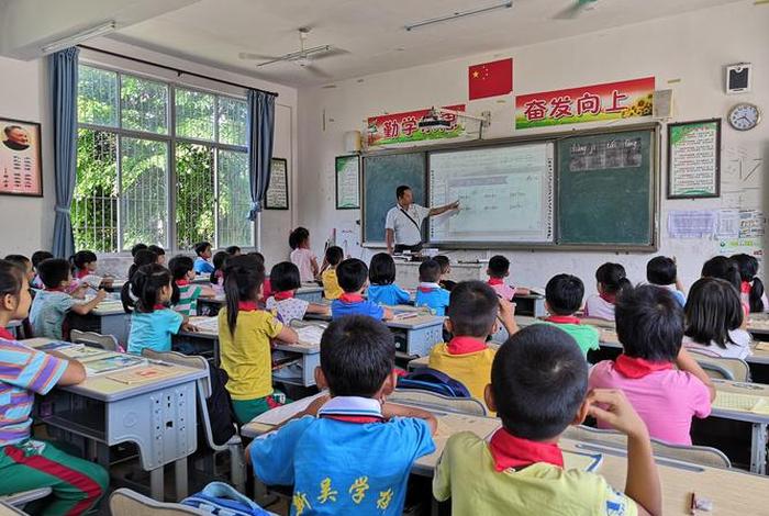 专注学校；专注学校课题盘活乡村科研PPT
