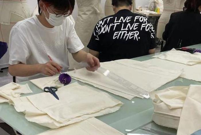 学服装设计学费一般多少，学平面设计哪里有正规的学校