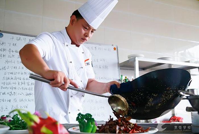 学做厨师去哪学；想做厨师去哪里学