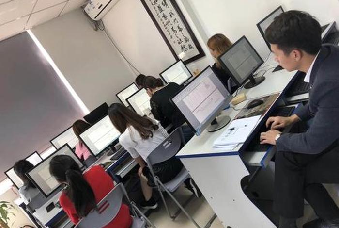 学文员培训班一般多少钱；自考文员需要什么条件