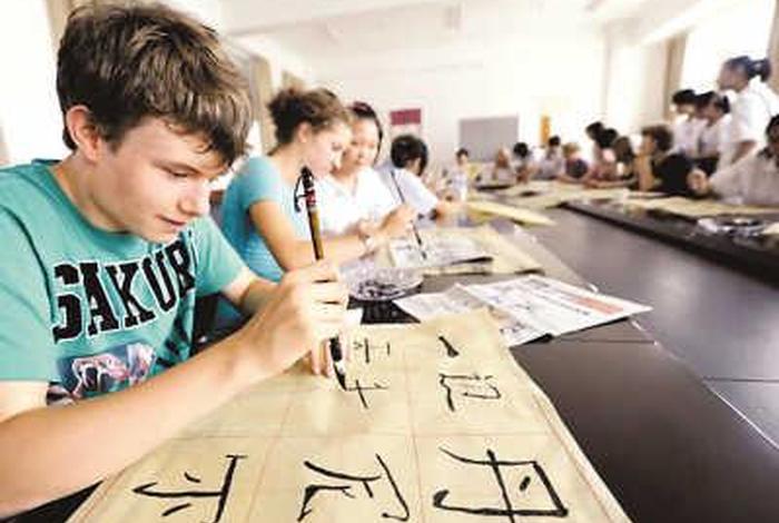 许多外国人都喜欢来中国学习汉语 - 外国人学汉语