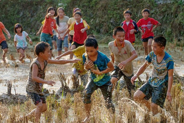 宝宝学习抓鱼视频 - 小孩抓鱼的视频
