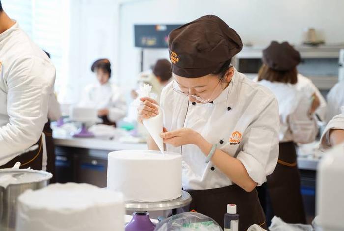 学习糕点烘焙（蛋糕烘焙学糕点学校）