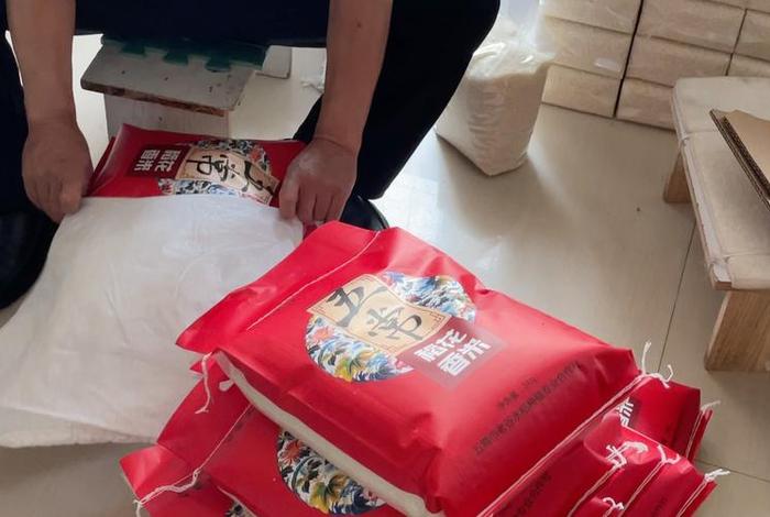 学校食堂有两袋大米共重48kg；食堂有两袋大米,第一袋大米重20kg