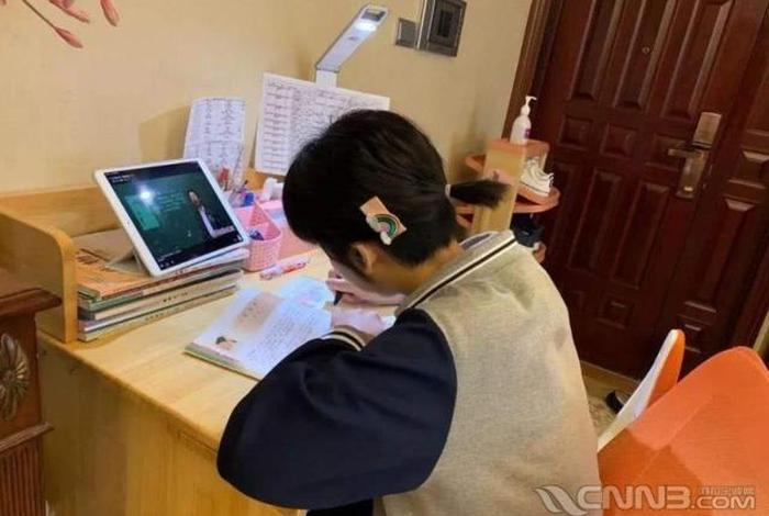 学习的孩子视频，孩子有样学样的视频