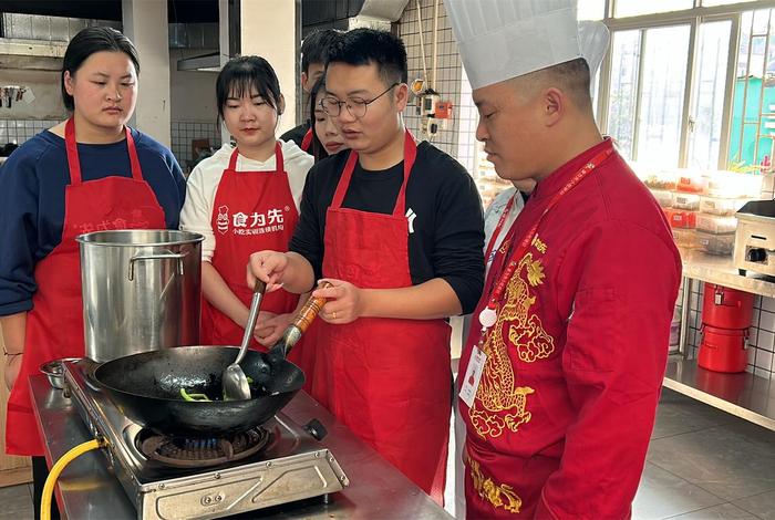 学做早餐去哪里学最好；食为先小吃餐饮培训学校地址
