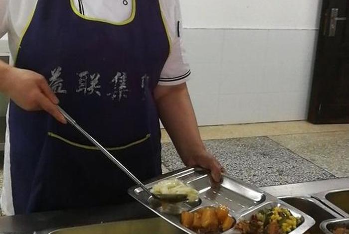 当学校食堂阿姨的条件；学校食堂阿姨工资一般是多少