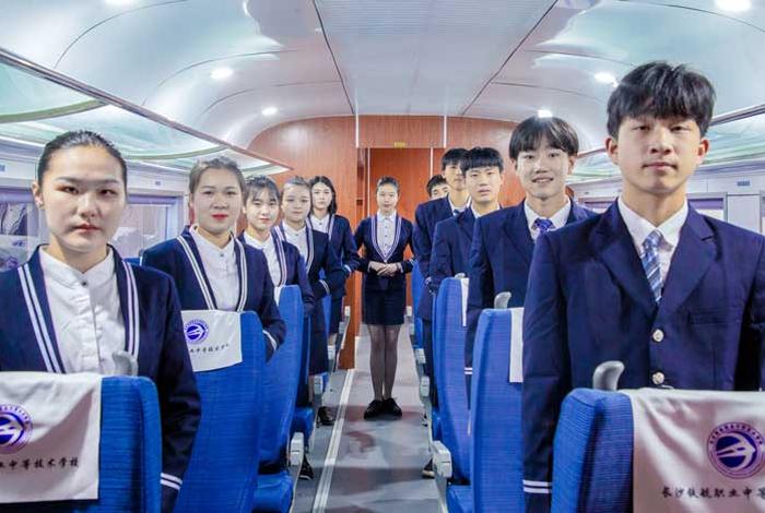 初中生怎么学习高铁乘务（初中生上高铁乘务学校好不好）