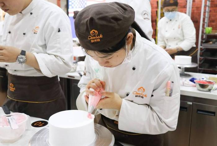 学习糕点烘焙（蛋糕烘焙学糕点学校）